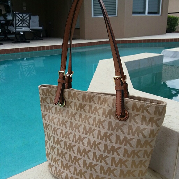 Michael Kors Handbags - Michael Kors Cream Signature Handbag